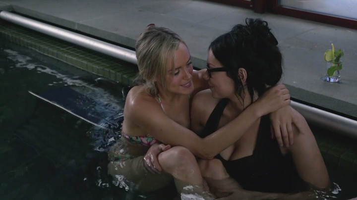 Alex and Piper Lesbian Kiss Season 2