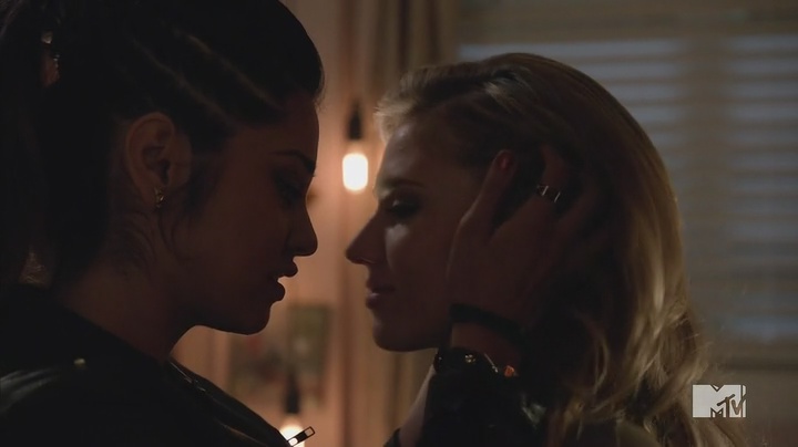 Amy and Reagan Lesbian Kiss from Faking It