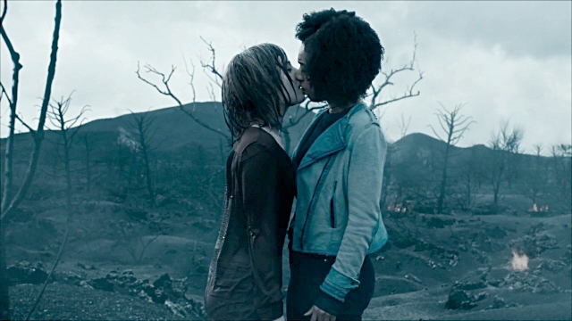 Bill and Heather Kiss Doctor Who
