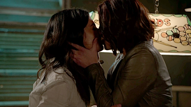 Alex and Maggie Kiss â€“ Supergirl