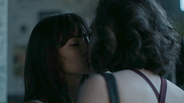 Ariel and Tess Kiss - Sweetbitter Season 1