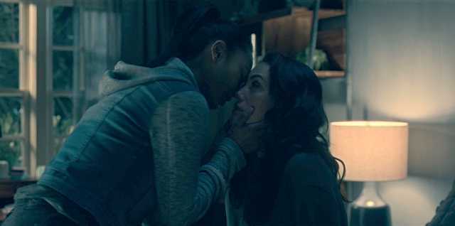 Theo and Trish Lesbian Kiss - The Haunting of Hill House