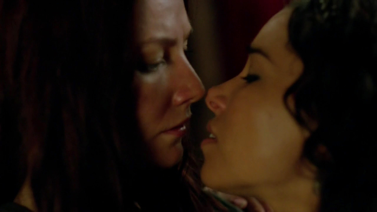 Max and Anne Lesbian Kiss Black Sails