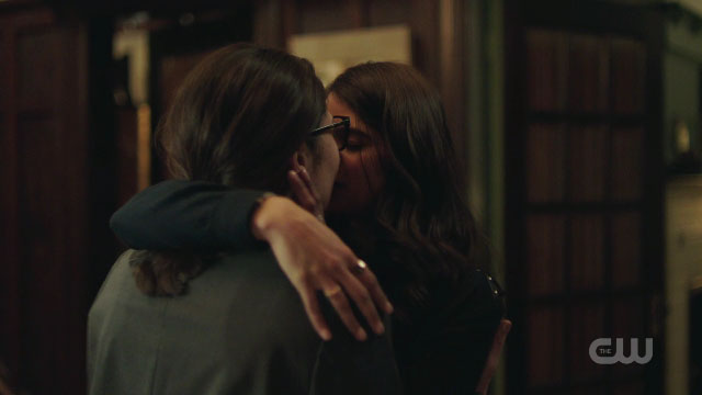 Mel and Nico Lesbian Kiss - Charmed Episode 1