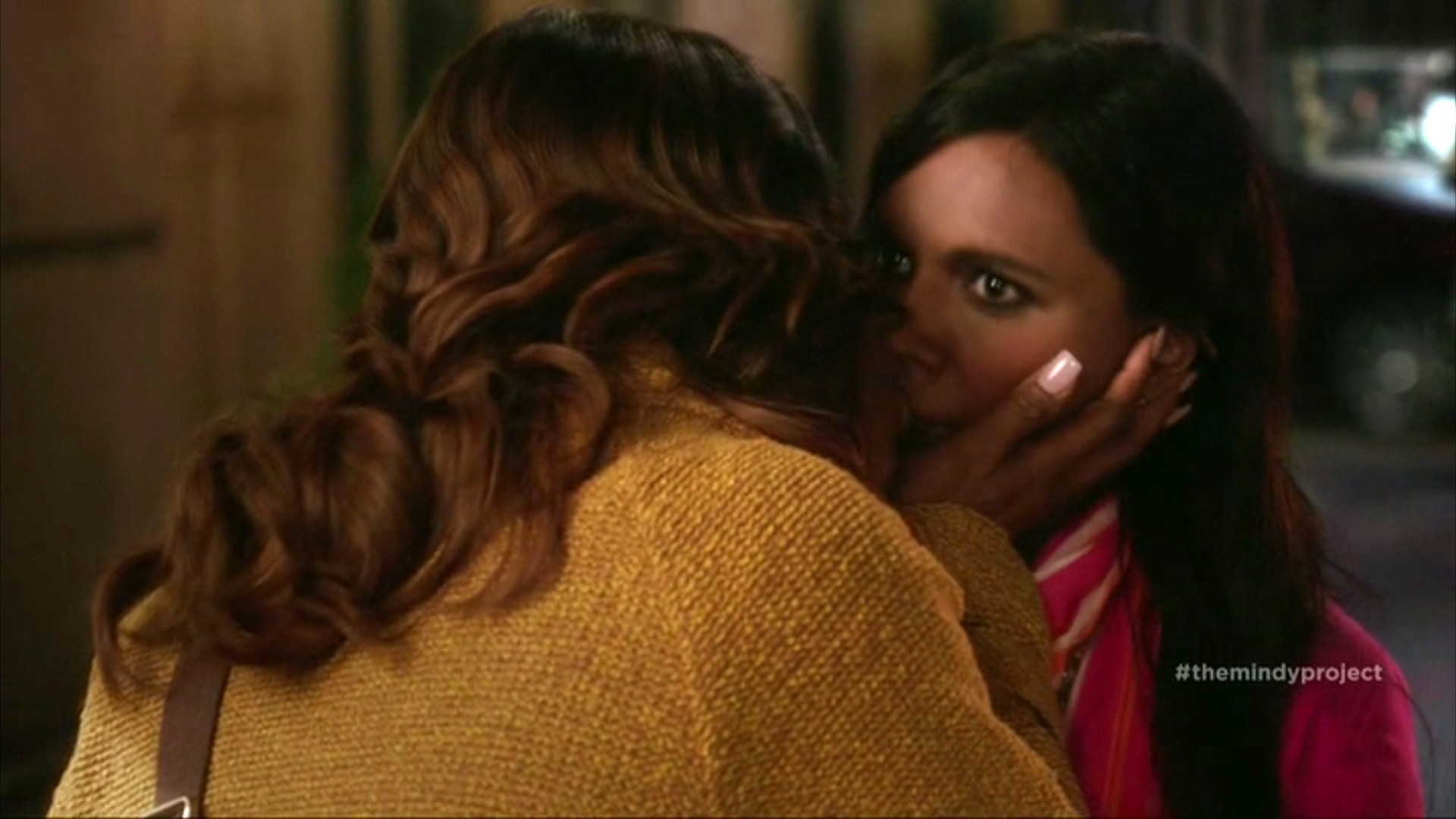 Mindy Kaling and Niecy Nash Lesbian Kiss