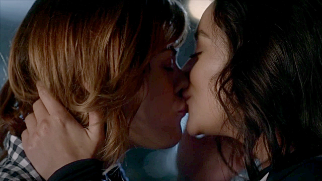 Emily and Paige Lesbian Kiss - Pretty Little Liars Season 7