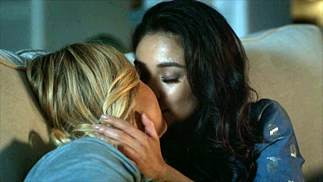 Emily and Alison Kiss - Pretty Little Liars Season 7