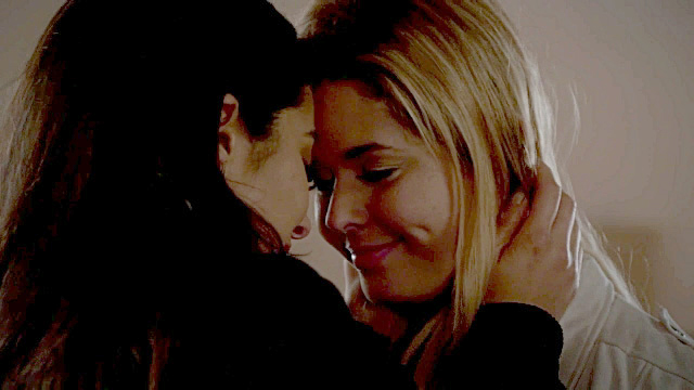 Emily and Alison Lesbian Kiss - Pretty Little Liars Season 7