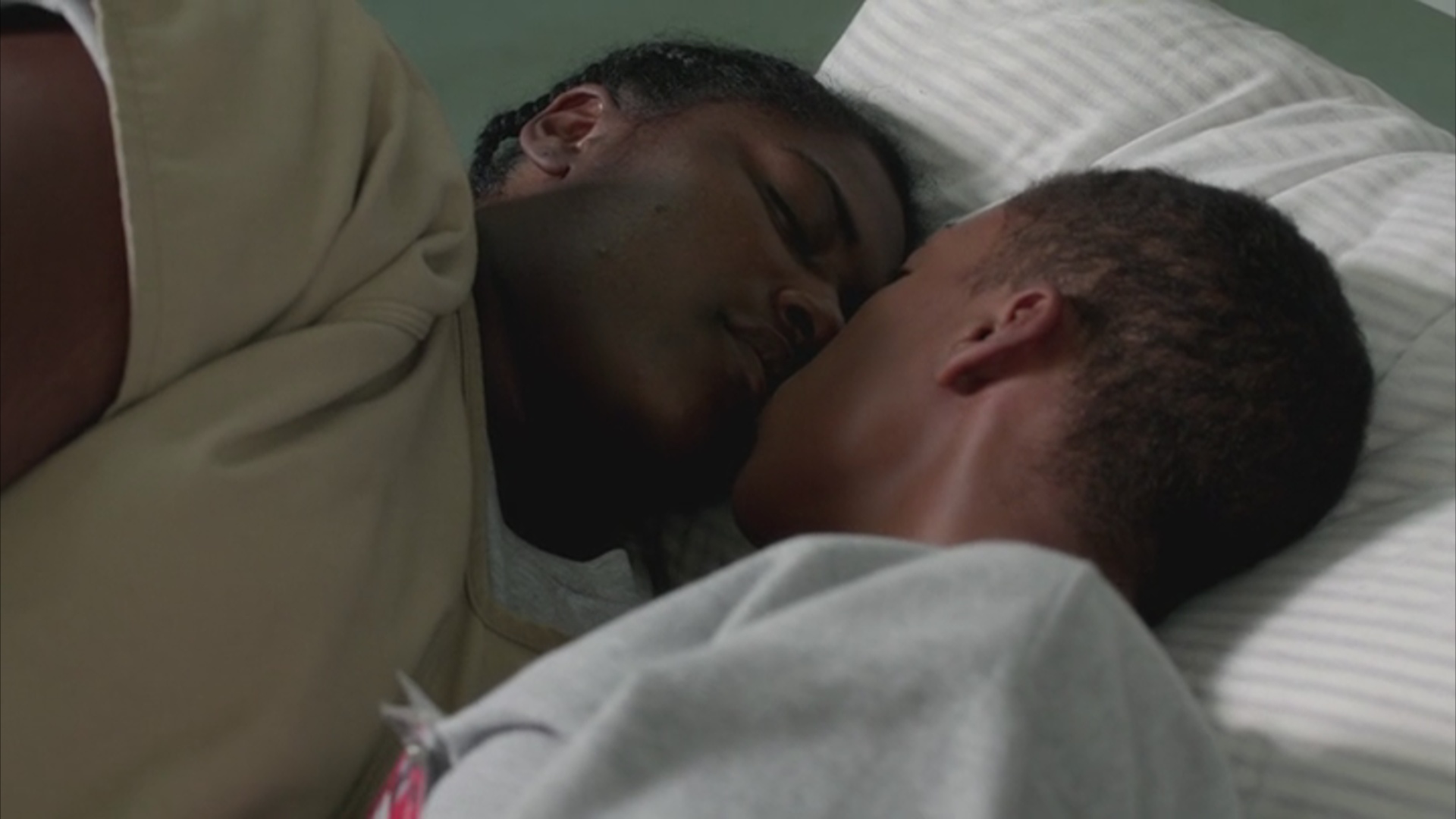 Taystee and Poussey Lesbian Kiss