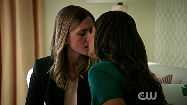 Luisa and Susanna Lesbian Kiss Jane the Virgin